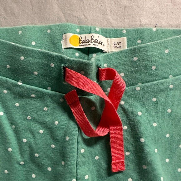 Baby Boden Green Polka Dot Leggings with Red Bow - Picture 3 of 3